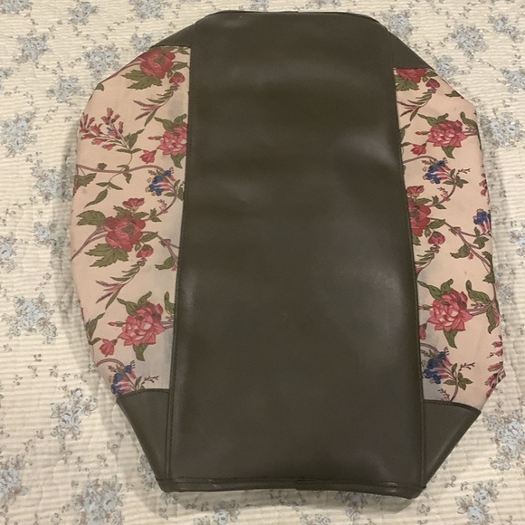 Laura Ashley Overnight Bag No 1 Floral matching Handles A Gorgeous must have Bag - Picture 10 of 11